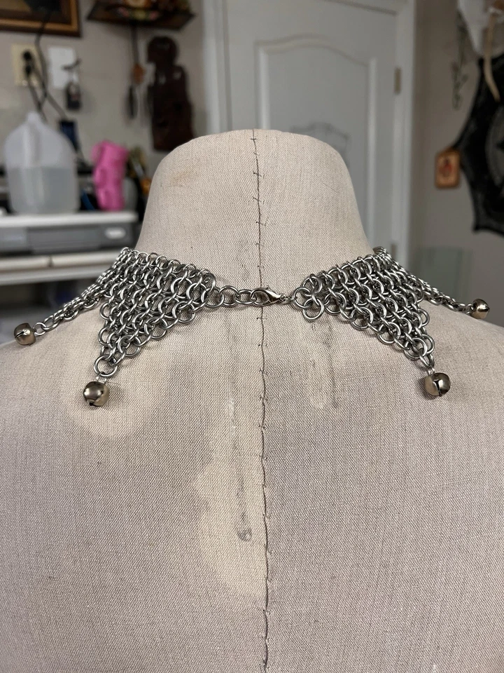 Collar bufón de malla con pequeñas campanas Jingle. Acero inoxidable Foto 2 de 3