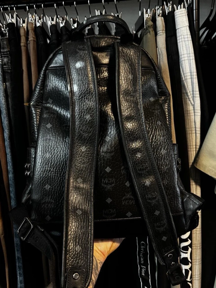 Mochila MCM Negra Visetos Lona Recubierta Pequeña Fuerte Tachonada  Foto 2 de 4