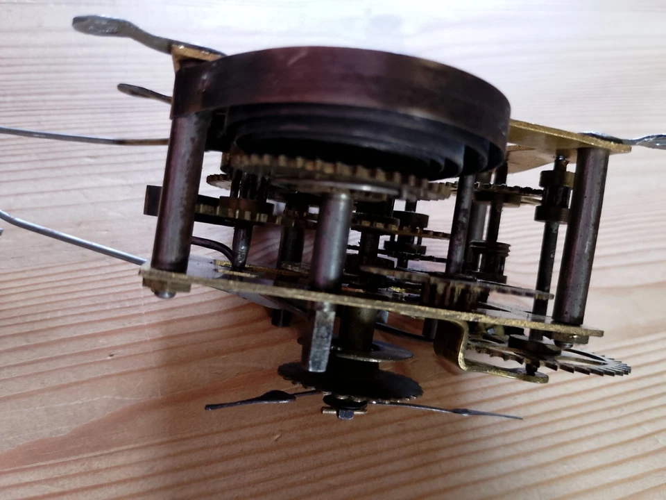 Excelente movimiento despertador antiguo raro de casa de campo (¿compañía de relojes sindicales?) funcionando Foto 3 de 4