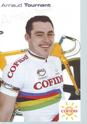 Arnaud Tournant , de l'équipe Cofidis, montre sa médaille entouré de