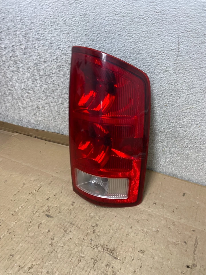 Задний фонарь правосторонний для Dodge Ram 1500 2002–2006 годов выпуска TYC U3147 DW - Изображение 2 из 4