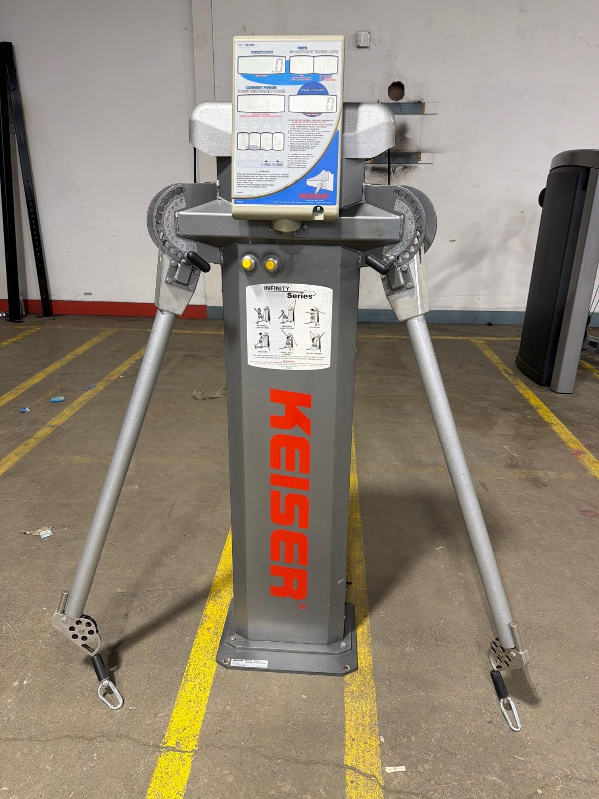 Entrenador funcional Keiser/con pantalla de potencia