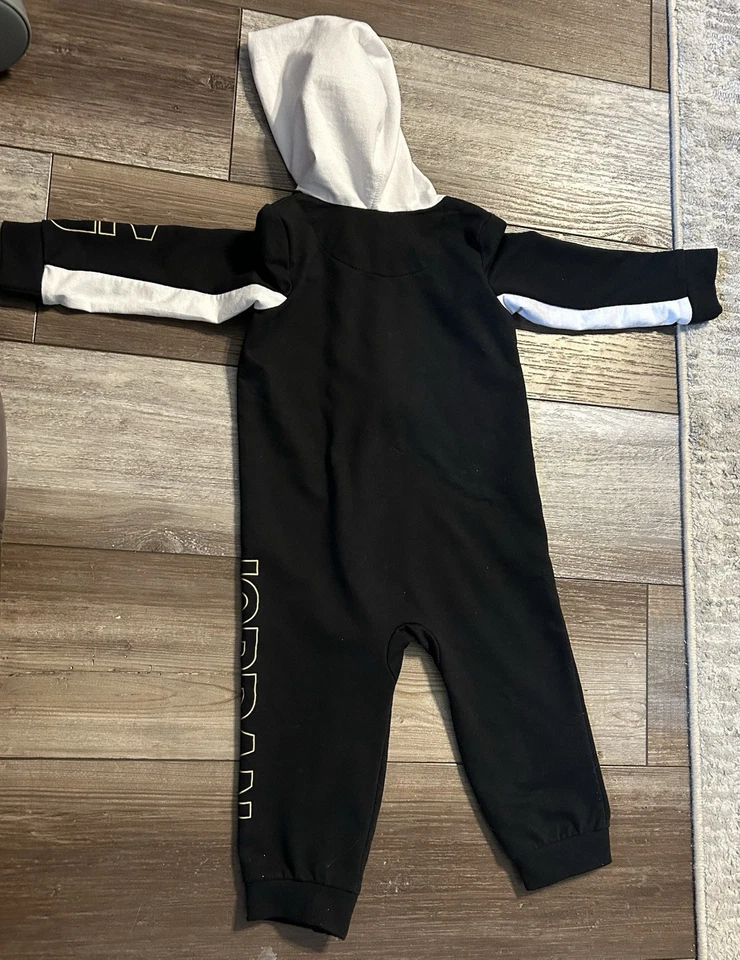 Conjunto Jordan Bebé Una Pieza Talla 24 Meses Blanco Negro Dorado Logo Cremallera Foto 2 de 4