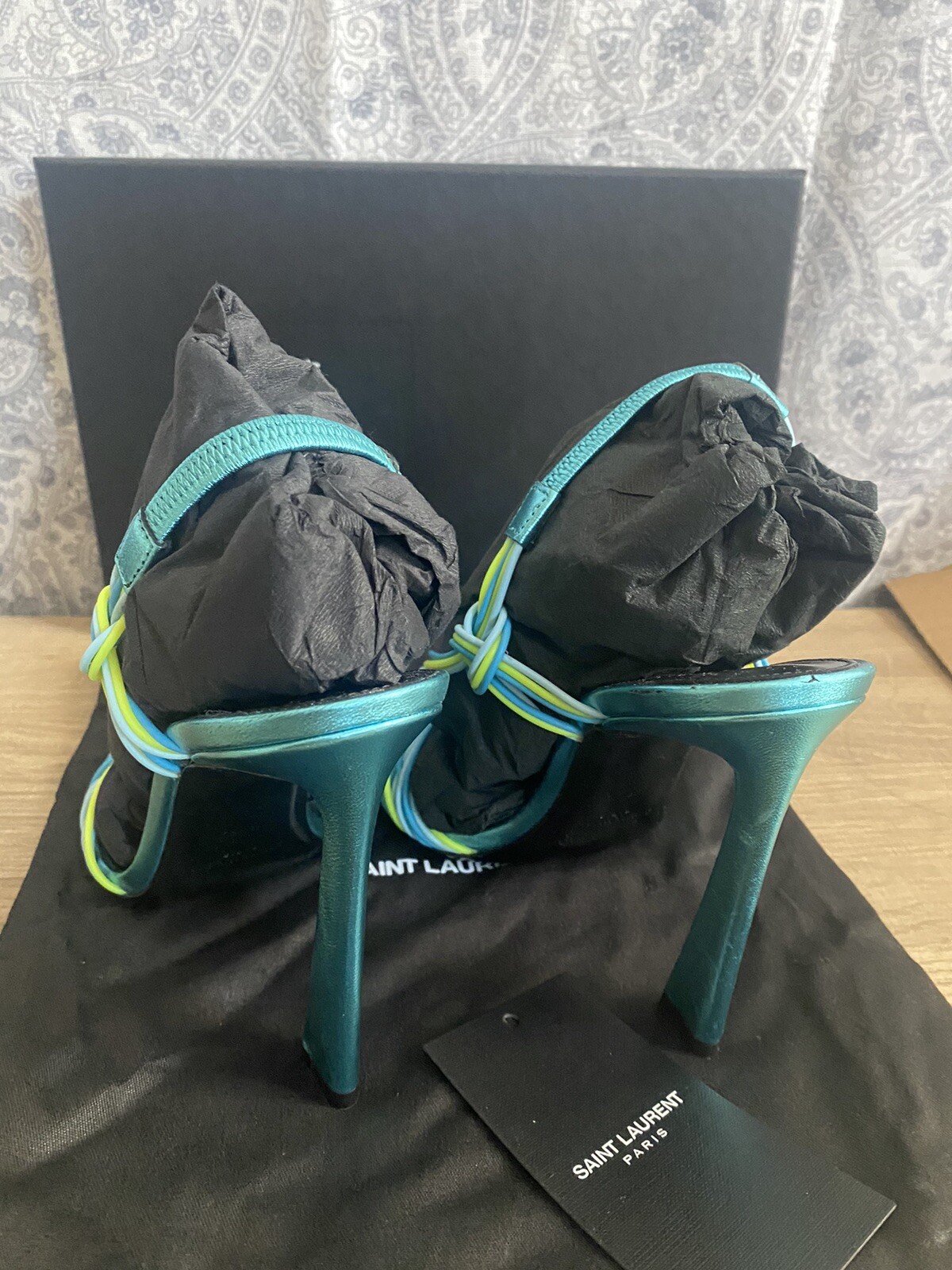 Sandalo YSL Saint Laurent Gippy multicolore con nodo e cinturino in pelle verniciata 39 8 5