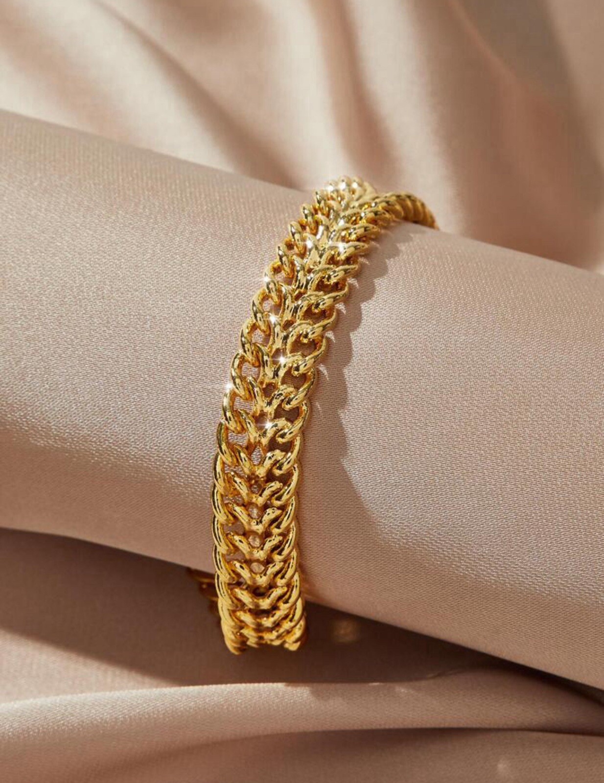 Bracelet chaîne dorée pour femme grand maillon jaune bijoux tendance