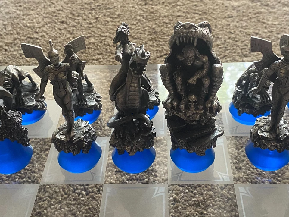 Juego de ajedrez "Clash of Ages" de Boris Vallejo y Julie Bell, daños en el soporte del tablero Foto 4 de 4