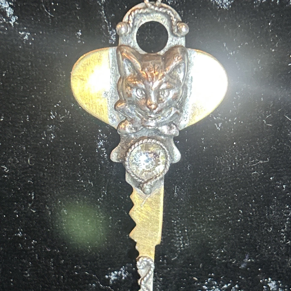 Lorelei Greene ÚNICO Fabricado a Mano Gato Llavero Collar Plata, Latón y Cristales Foto 2 de 4