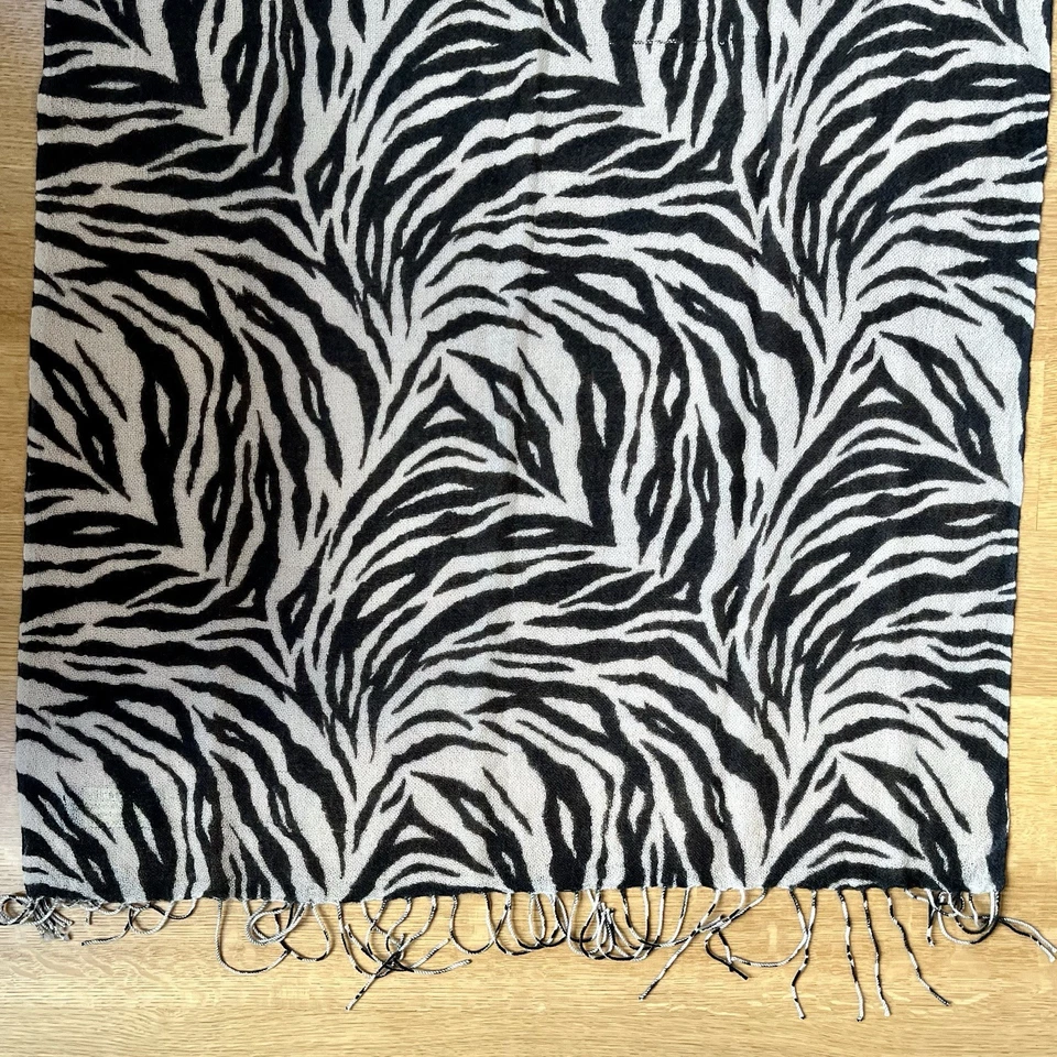Bufanda vintage de gran tamaño con flecos con estampado de cebra de cachemir La Fiorentina Foto 3 de 4