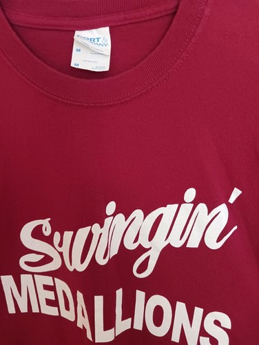 Camiseta Swingin Medallions Carolina Beach Band Talla Mediana Color: Borgoña - Imagen 2 de 4