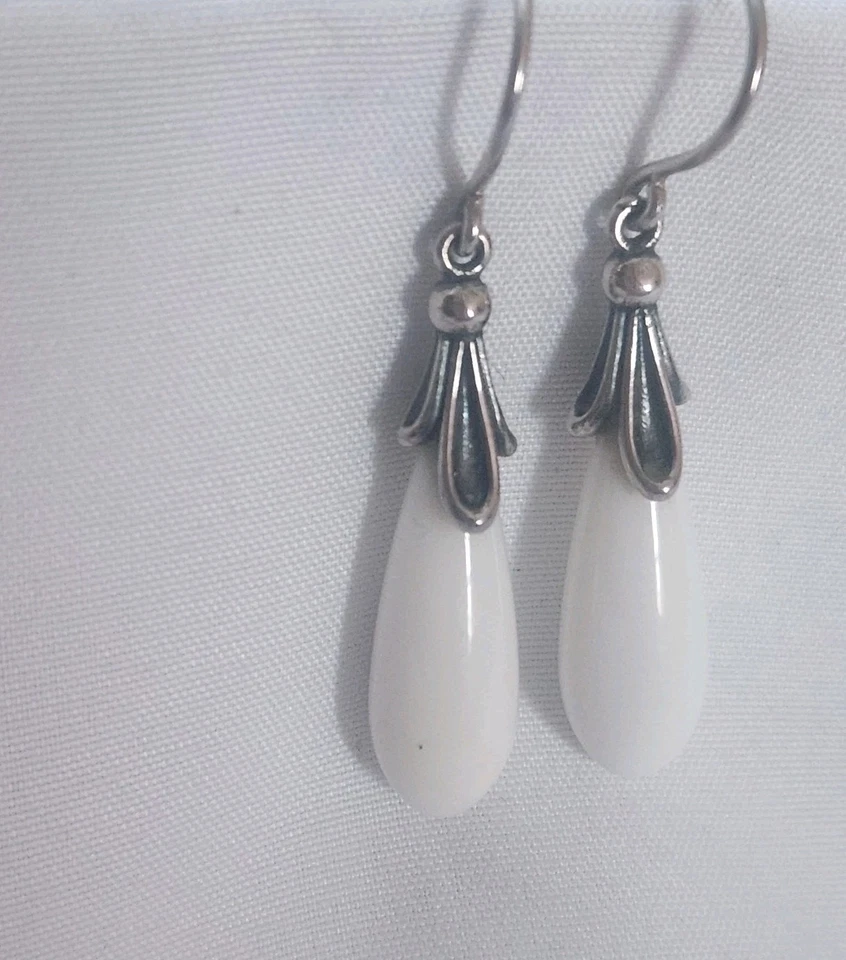 Pendientes colgantes Ann King de plata de ley 925 con lágrima de ágata blanca (95) Foto 3 de 4