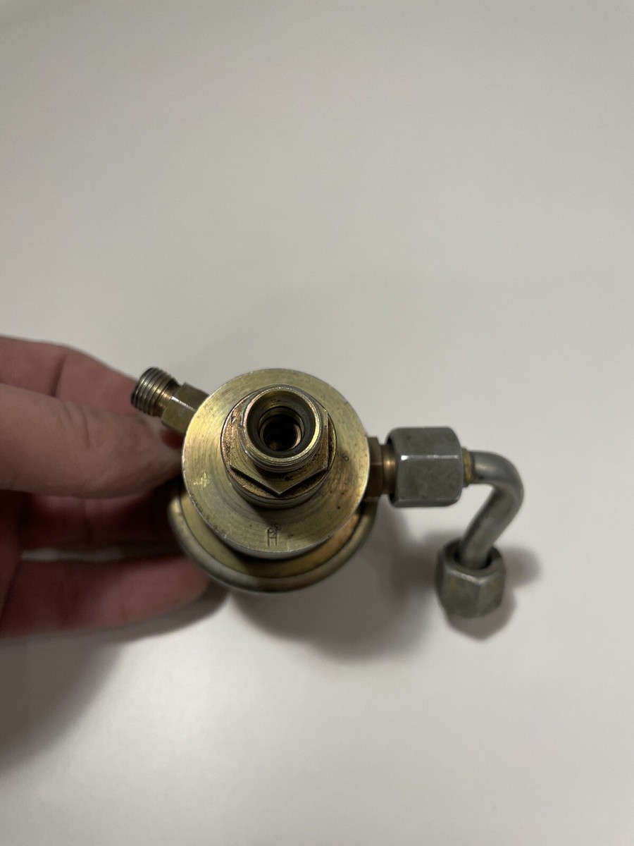 MERCEDES BENZ W124 FUEL PRESSURE REGULATOR BOSCH OEM #0438161001 