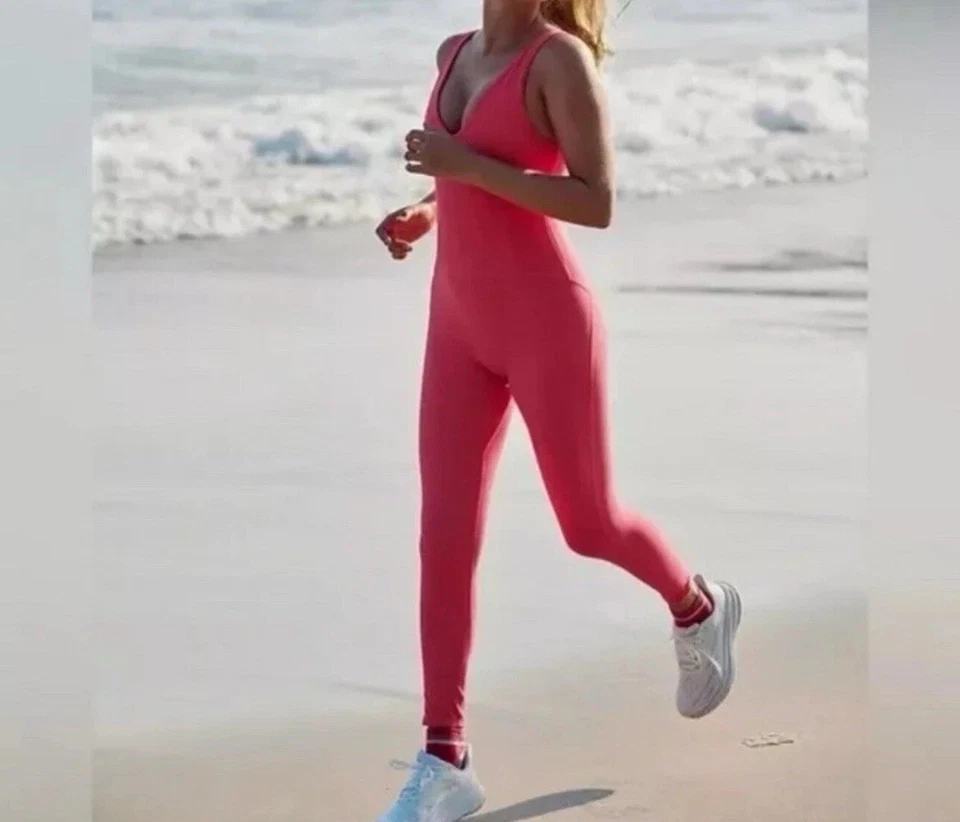 NUEVO CON ETIQUETAS $98 Mono de una pieza Free People Movement Never Better en coral neón talla M Foto 2 de 4