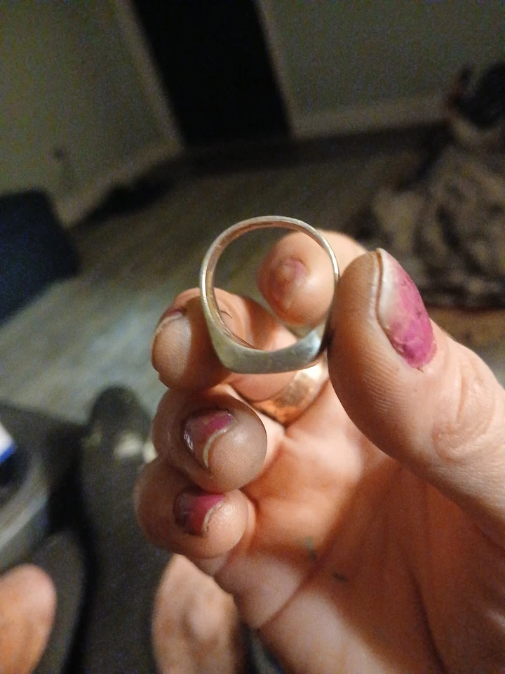 Anillo de plata de ley 925 con una piedra de malaquita genuina es un poderoso Foto 4 de 4