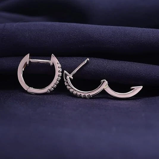 Pendiente de aro Huggie de cartílago pequeño moissanita de 1/6 quilate 1,3 mm enchapado en oro de 18 quilates Foto 3 de 4