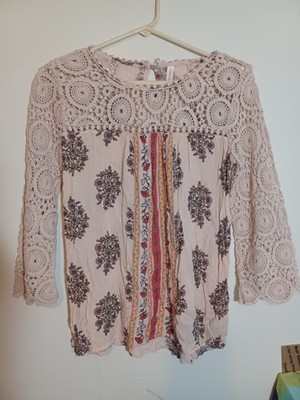 Xhilaration Size M 3/4 sleeve  Crochet Lace  Top with Floral Pattern