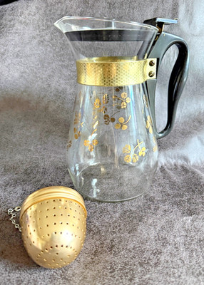 Vintage Pyrex kleine Goldkanne 60er Jahre. Es ist zum Servieren von Tee mit Diffusor konzipiert