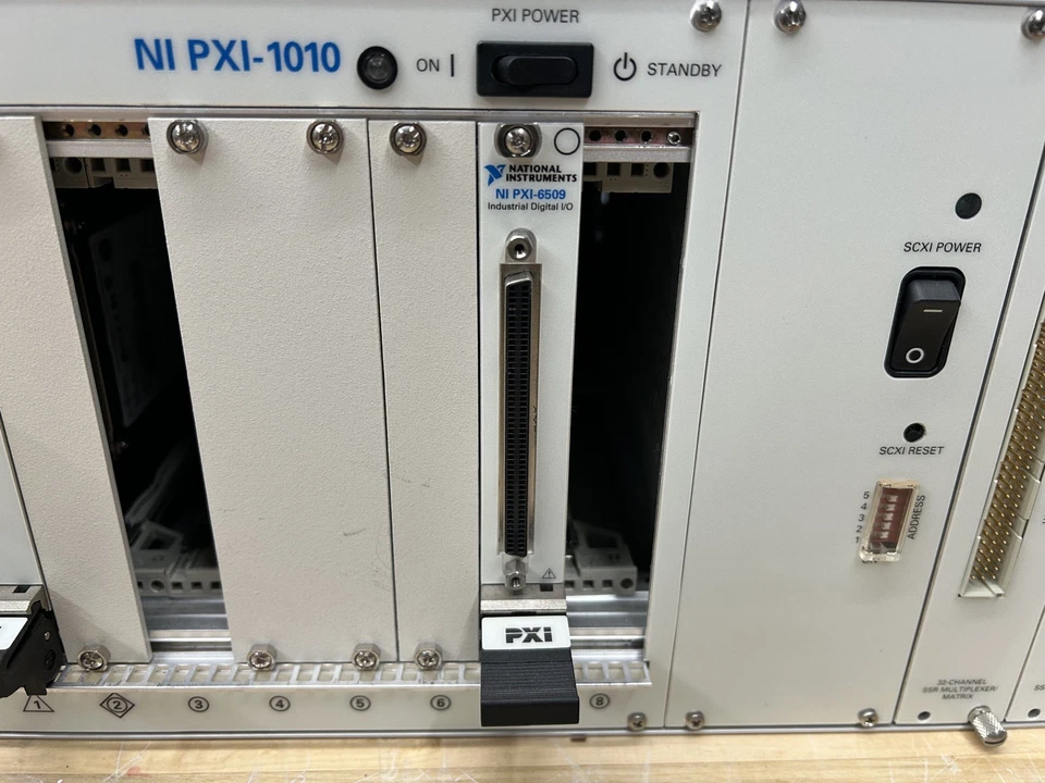 National Instruments PXI-1010/SCXI con NI PXI-8186 y PXI-6509 y SCXI-1128 Foto 2 de 4