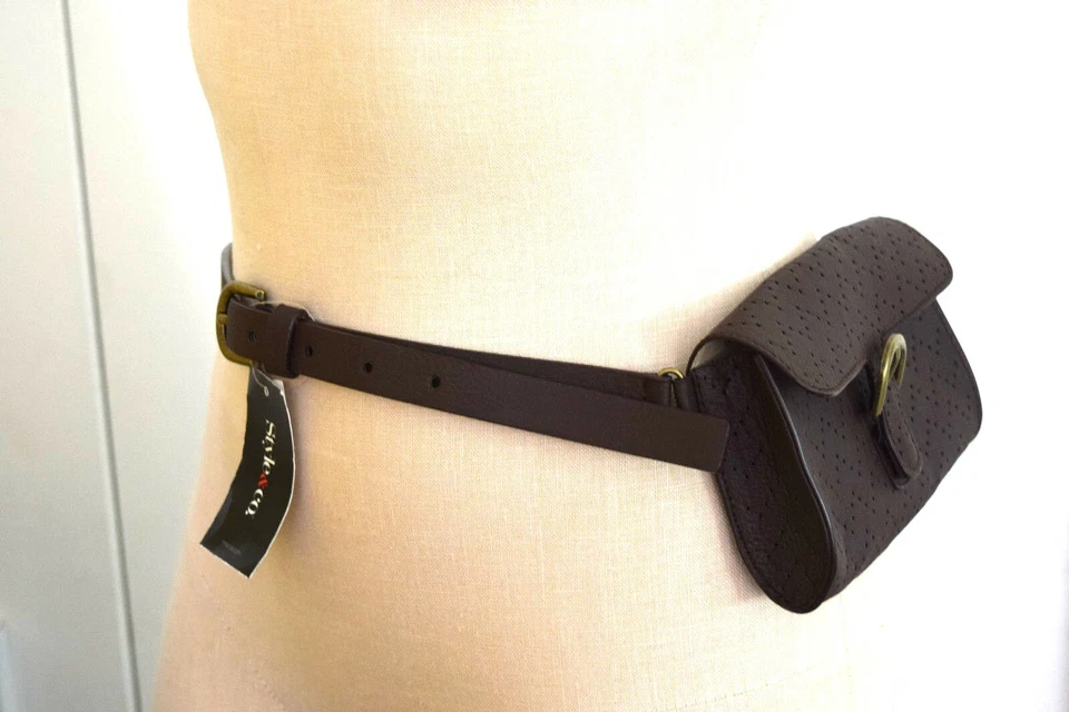 Riñonera perforada con cinturón marrón talla mediana Style & Co. para mujer Foto 2 de 4