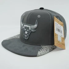 MENS MITCHELL & NESS NBA DAY 5 SNAPBACK BULLS - GREY
