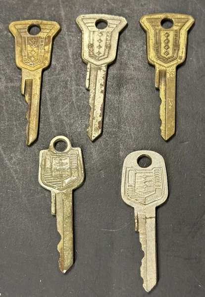 5 Vintage Lincoln Mercury Car Keys - Classic Logo Design