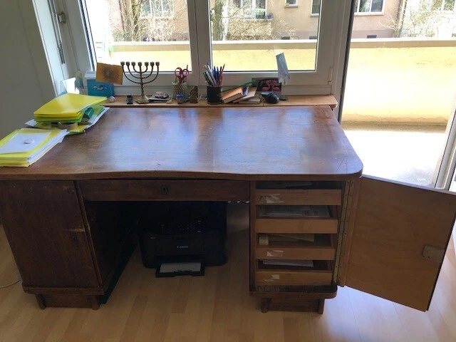 Schreibtisch