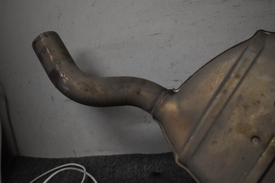 Silenciador trasero base Porsche Macan 2017-2021 lado derecho fabricante original de fábrica Foto 2 de 4