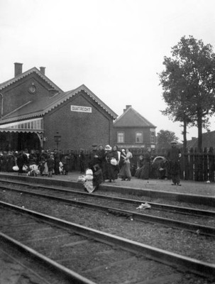 Refuges from Alost wait for trains at Quartrecht Station 1915 Old Photo