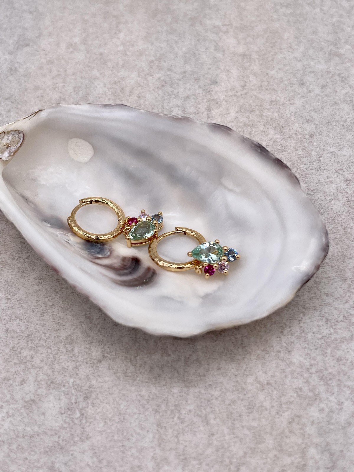 Créoles martelées plaquées or avec pendentifs élégants pour femme en finition artisanale