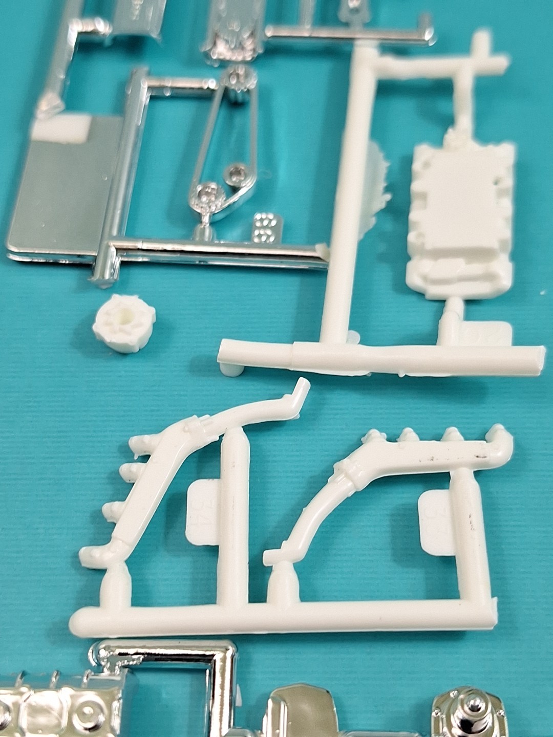 Revell AMT Ertl Monogram MPC 1/24 1970 Chevelle SS 454 High Rise Engine Parts 