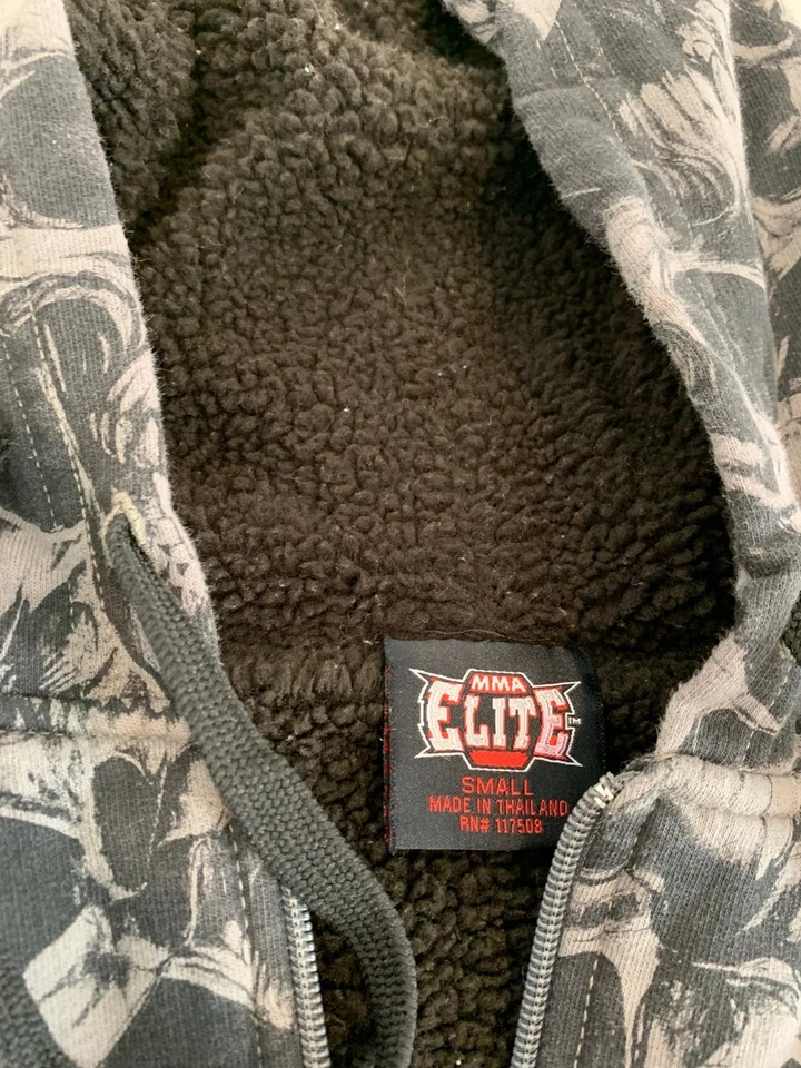 Sudadera con Capucha MMA Elite Pequeña Gris Forrada Sherpa Cremallera Completa Calavera Y2K Grunge Cyber Tapout Foto 4 de 4