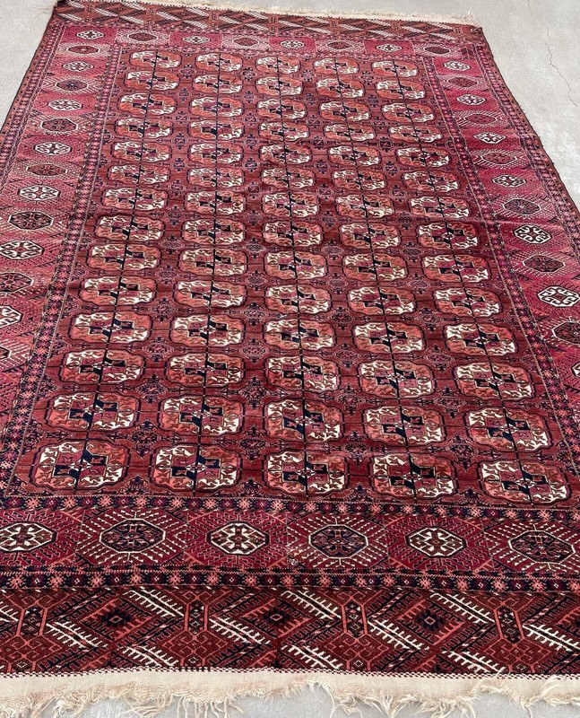 AN ATTRACTIVE TURKMAN MAIN RUG