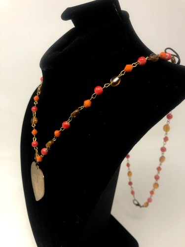 Collana vintage di perline arancioni e ambra con ciondolo cuore in ottone inciso - Foto 2 di 9