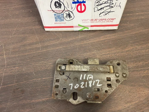 1941 1942 1946 1947 1948 FORD RH FRONT DOOR LATCH NOS 525