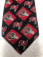 RALPH MARLIN MENS TIE BLACK WITH TAMPA BAY BUCCANEERS LOGO 4 X 58
