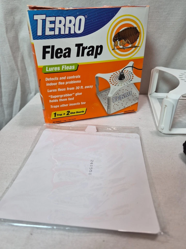 Trampa antipulgas eléctrica interior TERRO T230 con 1 tabla de pegamento recargable, blanca Foto 3 de 4