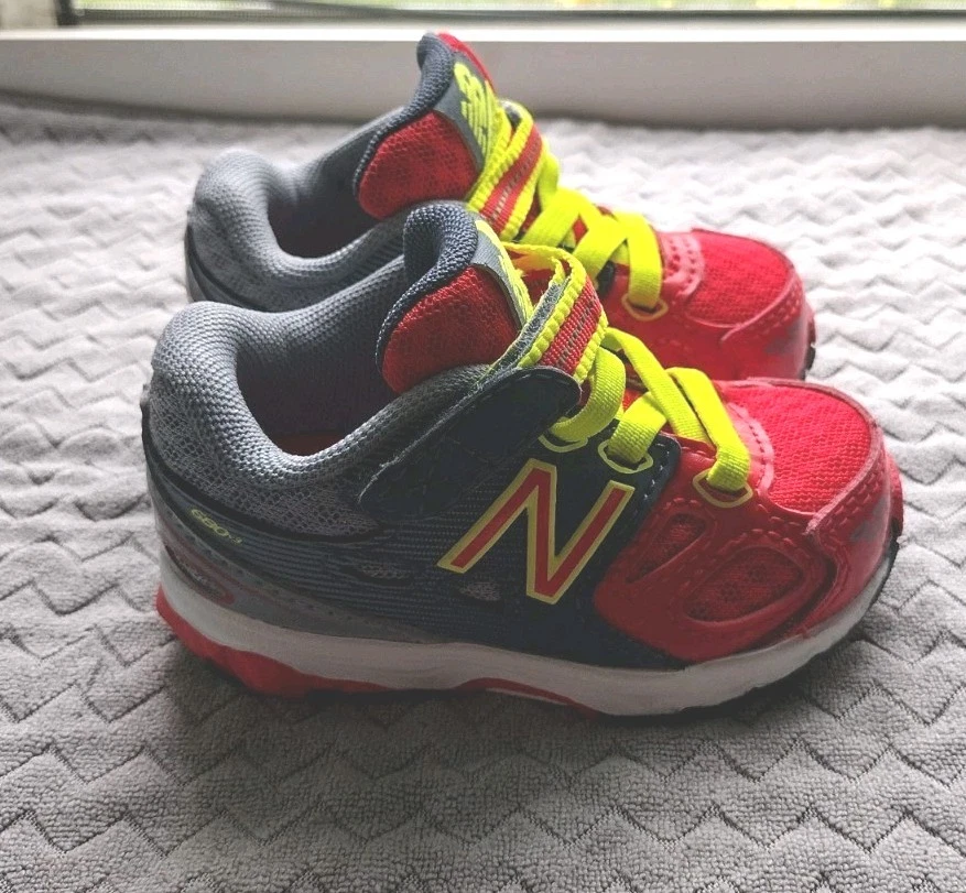 NUEVO SIN ETIQUETAS New Balance Bebés Niños 680v3 Zapatos para Correr Parte Superior Baja Talla 3 Rojo Gris Amarillo Foto 2 de 4