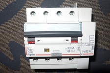 DISJONCTEUR DIFFERENTIEL 4POLE 32A 30mA TYPE AC LEGRAND 411189 SORTI AUTO 406301