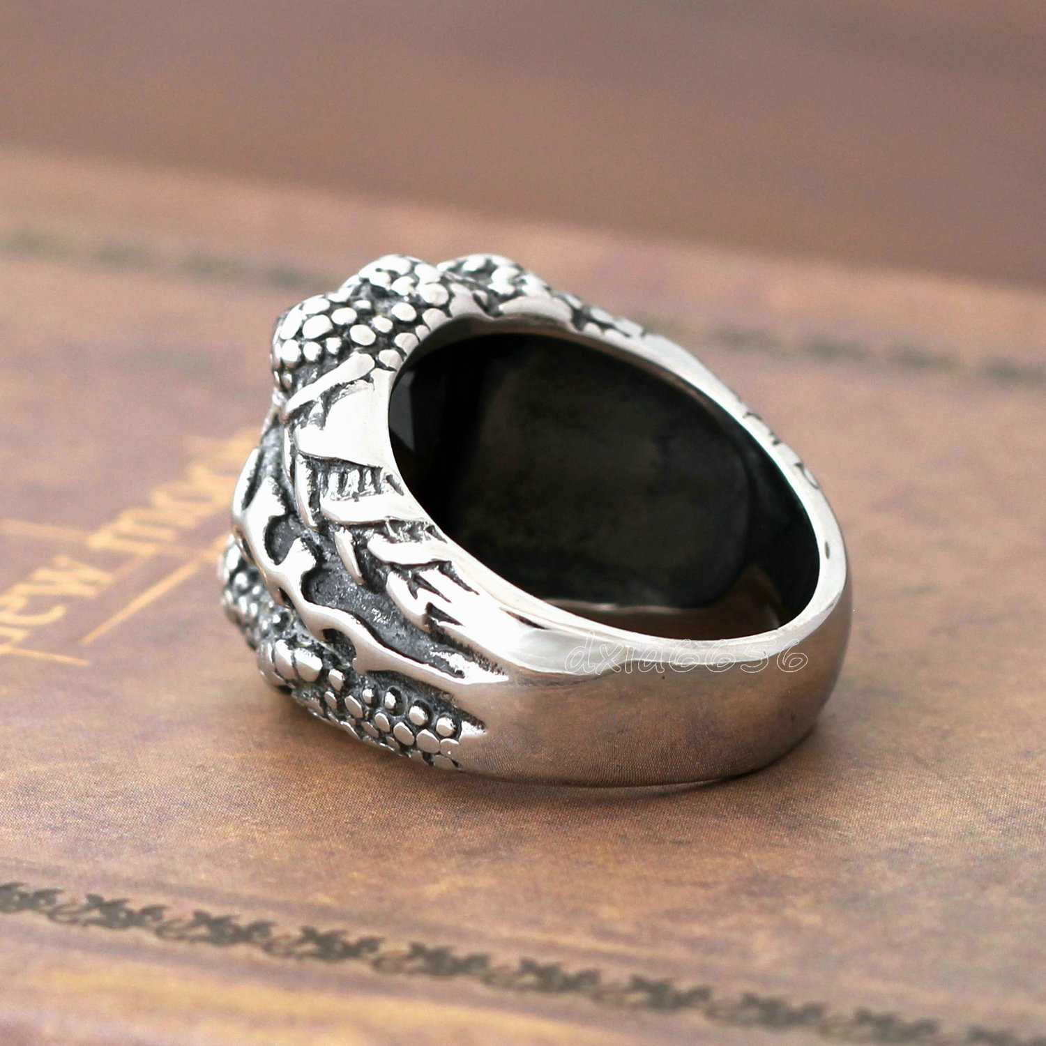 Anello Uomo Biker Artiglio Drago Argento Con Zirconi Rossi – Acciaio Inox 316L