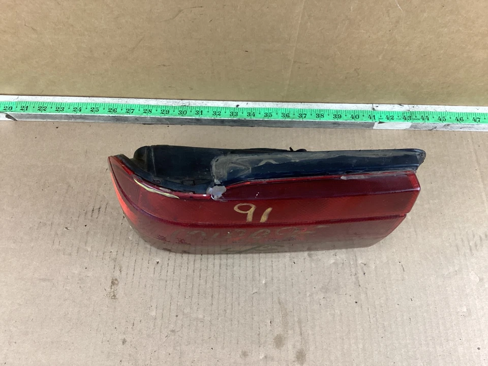 Задний левый задний фонарь в сборе для Mitsubishi Mirage 1989 - 1991 годов выпуска от оригинального производителя - Изображение 3 из 4