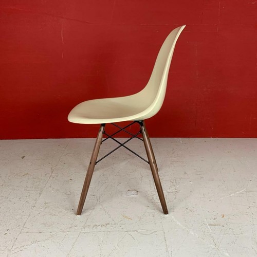 EAMES DSW CHAIR HERMAN MILLER WALNUT DOWEL BASE 50s 60s PARCHMENT (OFF WHITE) - Picture 4 of 6