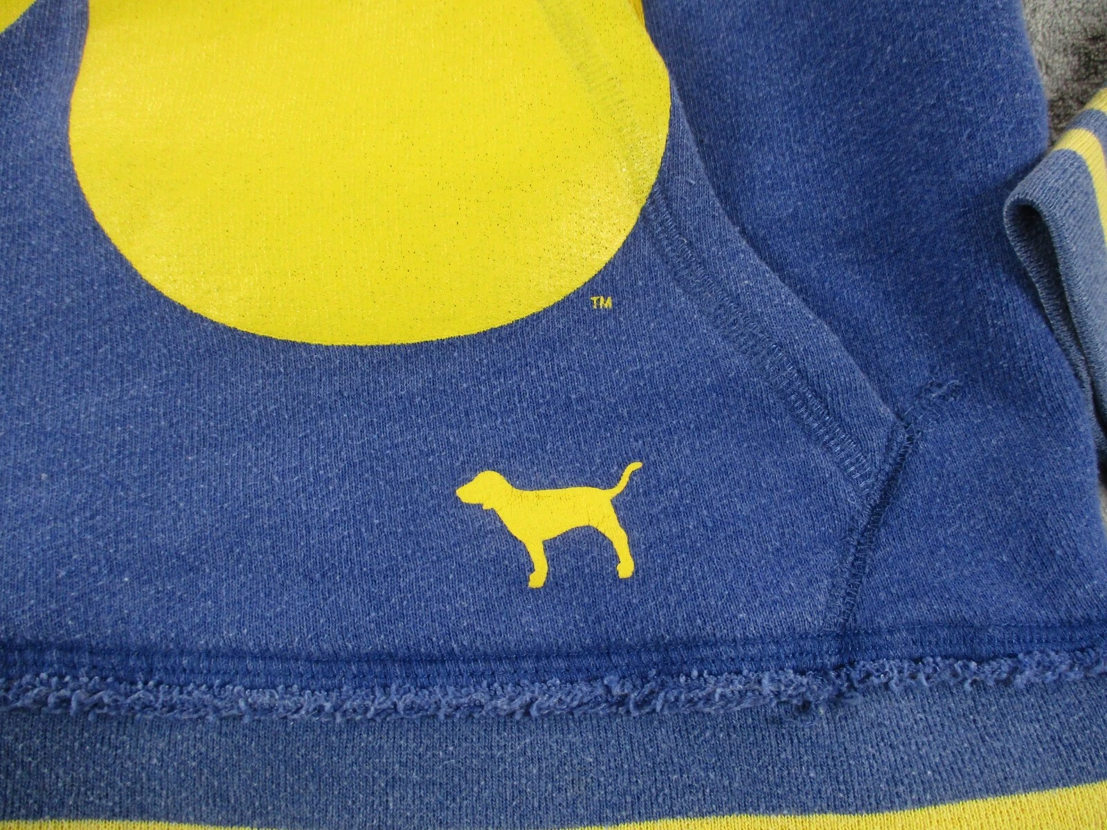 UNDERCOVER ROSA Victorias Secret College Vault WVU donna blu medio pullover felpa con cappuccio logo