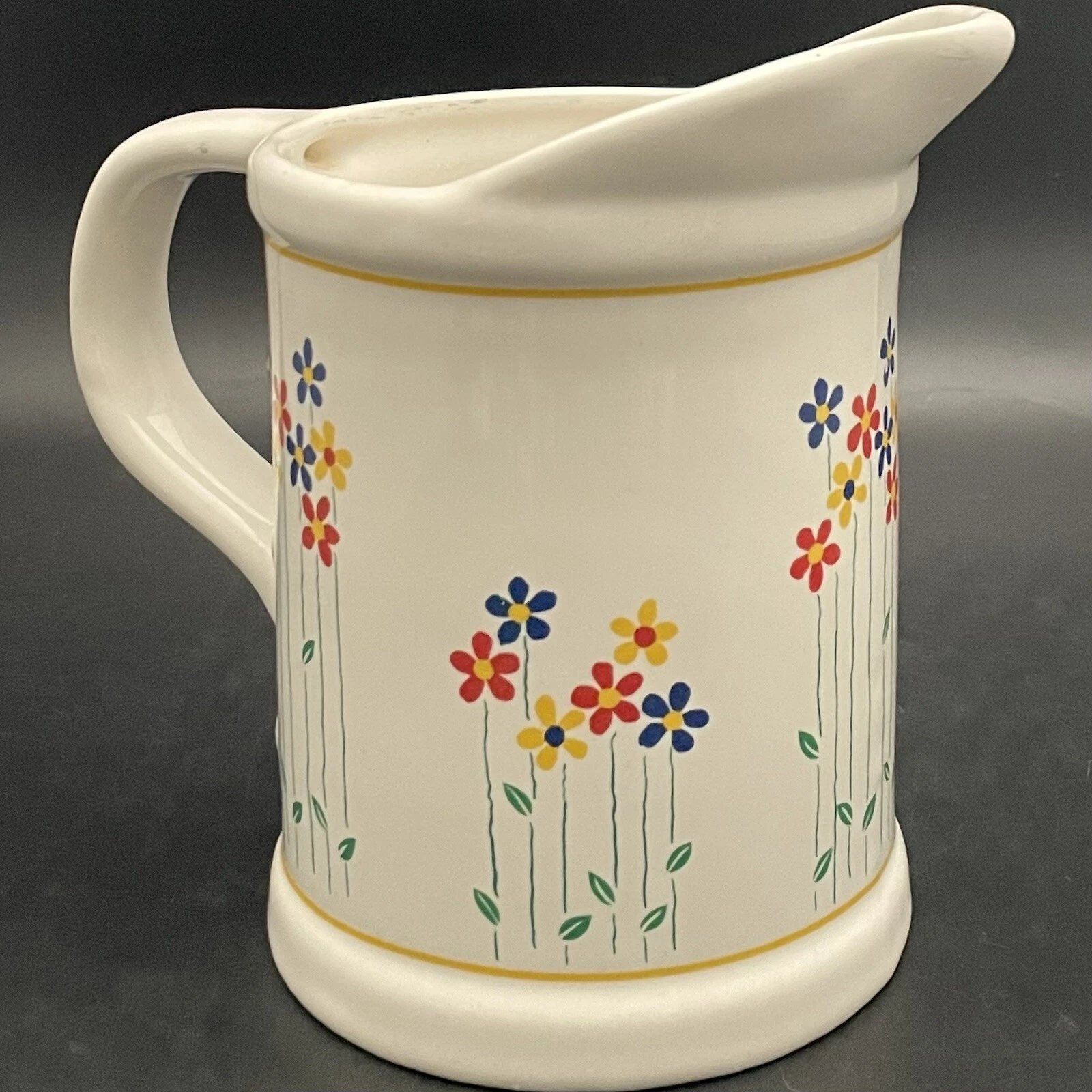 Ceramic Daisies White 1 Quart/2 Pints Measuring Cup/Pitcher c1960s Taiwan 6.5"t