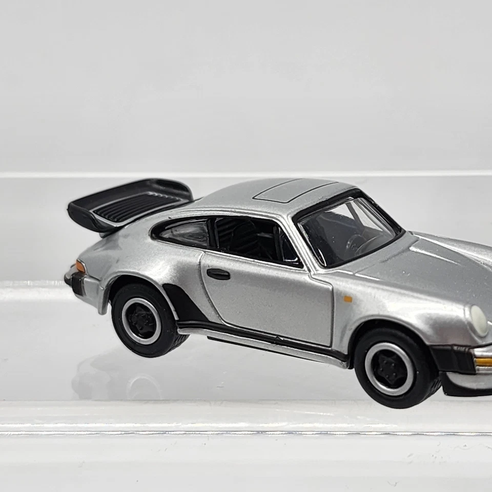 Porsche 911 Turbo 1982 Johnny Lightning 1:64 plata 2003 estado coleccionista  Foto 3 de 4