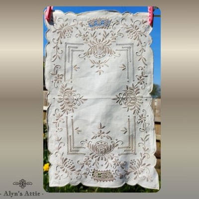 Vintage creme Leinen bestickt Tischset mit gewelltem Rand - 42 cm x 26 cm