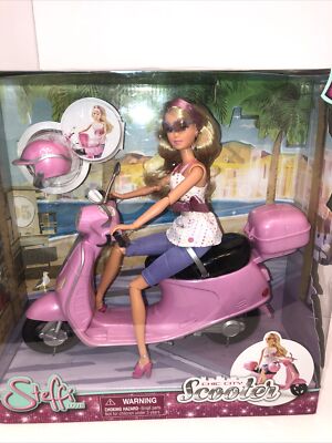 STEFFI LOVE W/CHIC CITY SCOOTER & HELMET New Unopened 29CM, 11 1/2 
