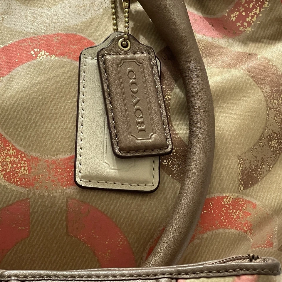 Muchos bolsillos ópticos de yeso metálico Coach Madison Foto 4 de 4