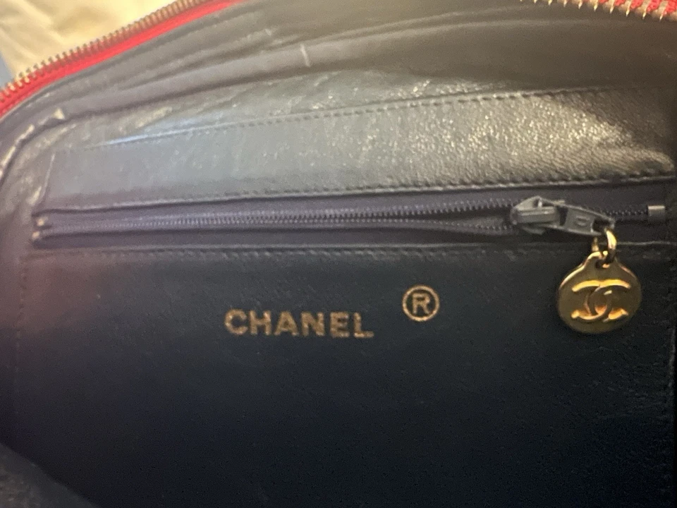 Bolso de hombro Chanel vintage de cuero acolchado con diamantes rojos para cámara con logotipo lengüeta Foto 4 de 4