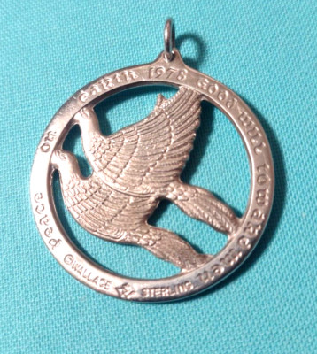 1978 WALLACE Silversmiths Sterling ''Peace on Earth'' Medallion Flying Doves