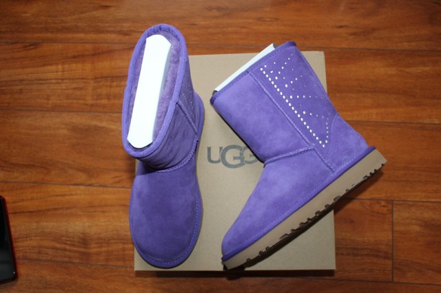 UGG Womens US 7 Classic Short Studded 