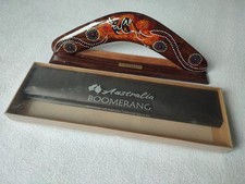 Tradycyjny australijski bumerang 14' 35 cm ze stojakiem dekoracyjnym - handmade!